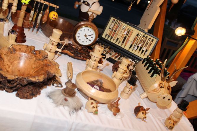 Ausstellungstische mit allerlei Holzwerkstücken