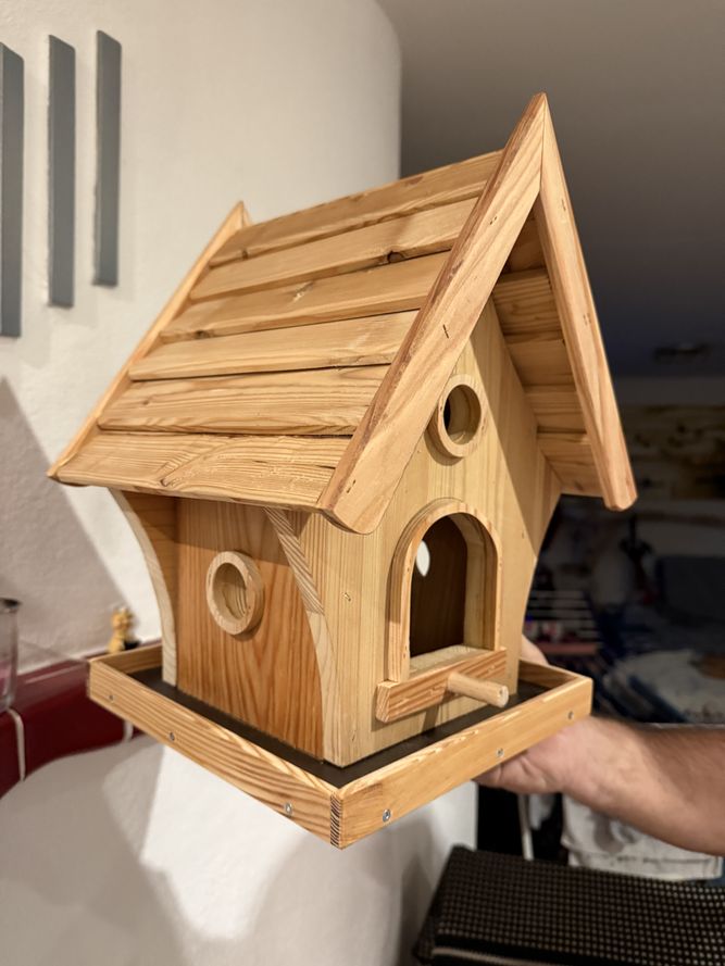 Vogelhäuschen mit der Möglichkeit Futter einzufüllen