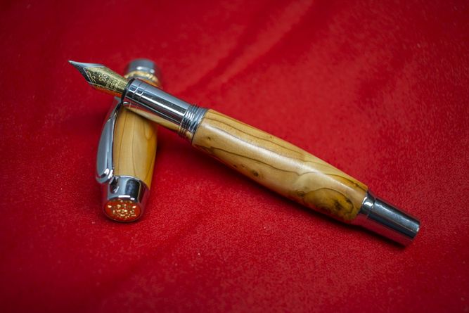 Füllfeder mit Holz-Elementen
